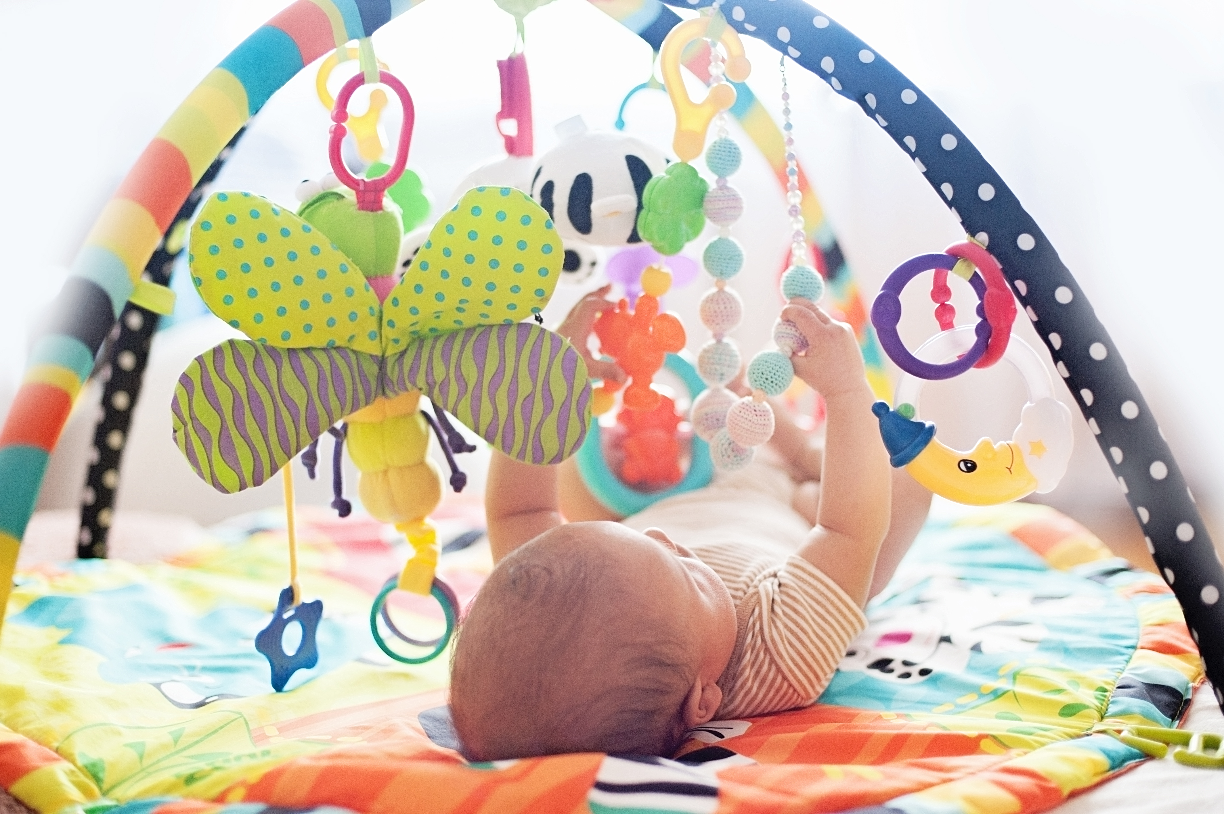 40 idées de cadeaux de naissance pour bébé : utiles et originales